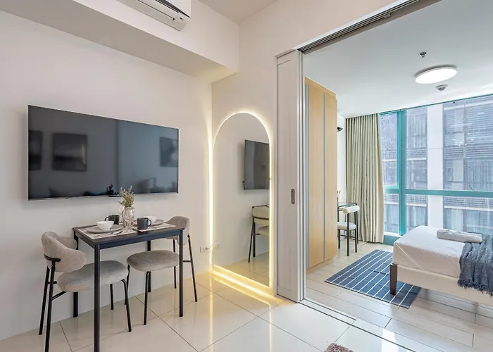 公寓 Uptown Bgc 1br Modern Noir Chic Pool View *