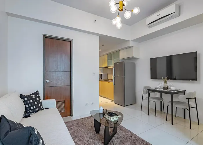 Uptown Bgc 1br Modern Noir Chic Pool View